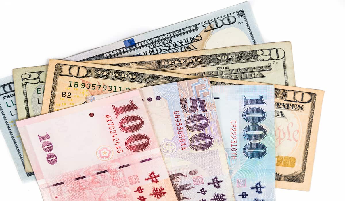 زوج الدولار النيوزيلندي/الدولار الأمريكي يكتسب زخمًا نحو 0.5980 خلال الجلسة الآسيوية يوم الثلاثاء نما الناتج المحلي الإجمالي الصيني بنسبة 5.2% على أساس سنوي في الربع الثاني، متفوقًا على التوقعات المستثمرون يترقبون بيانات التضخم الأمريكية (مؤشر أسعار المستهلك) لشهر يونيو والمقررة لاحقًا يوم الثلاثاء حافظ زوج الدولار النيوزيلندي/الدولار الأمريكي (NZD/USD) على ثباته قرب مستوى 0.5980 خلال تداولات الجلسة الآسيوية يوم الثلاثاء، حيث صعد الدولار النيوزيلندي بشكل طفيف مقابل الدولار الأمريكي في أعقاب إصدار البيانات الاقتصادية الصينية. وتوجه أنظار السوق الآن نحو بيانات التضخم الأمريكية (مؤشر أسعار المستهلك) لشهر يونيو، المقرر نشرها لاحقًا اليوم. أظهرت بيانات صادرة عن المكتب الوطني للإحصاءات الصيني يوم الثلاثاء أن الاقتصاد الصيني نما بنسبة 5.2% على أساس سنوي في الربع الثاني من عام 2025، مقارنة بنمو بلغ 5.4% في الربع الأول. وقد جاء هذا الرقم أفضل من توقعات المحللين التي كانت عند 5.1%. بينما ارتفع الناتج المحلي الإجمالي الصيني بنسبة 1.1% على أساس ربع سنوي في الربع الثاني، بعد نمو بلغ 1.2% في الربع السابق، متجاوزًا توقعات السوق عند 0.9%. كما أظهرت البيانات أن مبيعات التجزئة الصينية ارتفعت بنسبة 4.8% على أساس سنوي في يونيو، مقابل توقعات بنسبة 5.6% وقراءة سابقة عند 6.4%. بينما بلغ الإنتاج الصناعي 6.8% على أساس سنوي في يونيو، مقارنة بتوقعات 5.6% وقراءة مايو عند 5.8%. ورغم تفوق البيانات الاقتصادية الصينية على التوقعات، إلا أنها لم تدعم الدولار النيوزيلندي (المرتبط بأداء الاقتصاد الصيني)، حيث يفضل المتداولون الانتظار في ظل ترقبهم لبيانات التضخم الأمريكية اليوم. ستكون بيانات التضخم الأمريكية (CPI) في بؤرة الاهتمام لاحقًا يوم الثلاثاء.