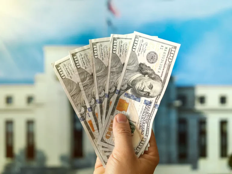 تتقلب قيمة الدولار أمام الجنيه المصري نتيجة مجموعة من العوامل الاقتصادية المحلية والدولية.