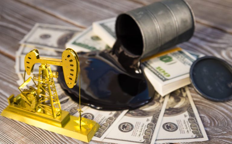 في الظروف الطبيعية تظهر علاقة عكسية بين الدولار وهذين السلعتين؛ أي أن قوة الدولار تؤدي عادةً إلى انخفاض أسعار النفط والذهب، والعكس صحيح.