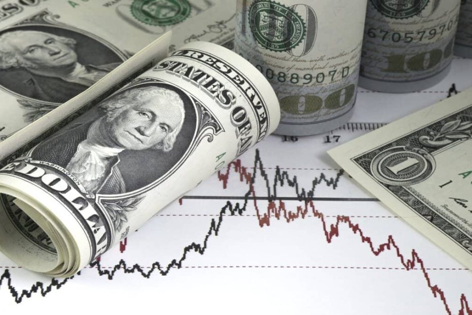 الفارق الأساسي بين السعرين يكمن في آلية تحديد السعر: في البنوك يُحدد السعر رسميًا وقد يكون مدعومًا أو محددًا من قبل السلطات النقدية، أما في السوق الموازية فيخضع السعر لمبدأ العرض والطلب الحر تمامًا دون قيود.
