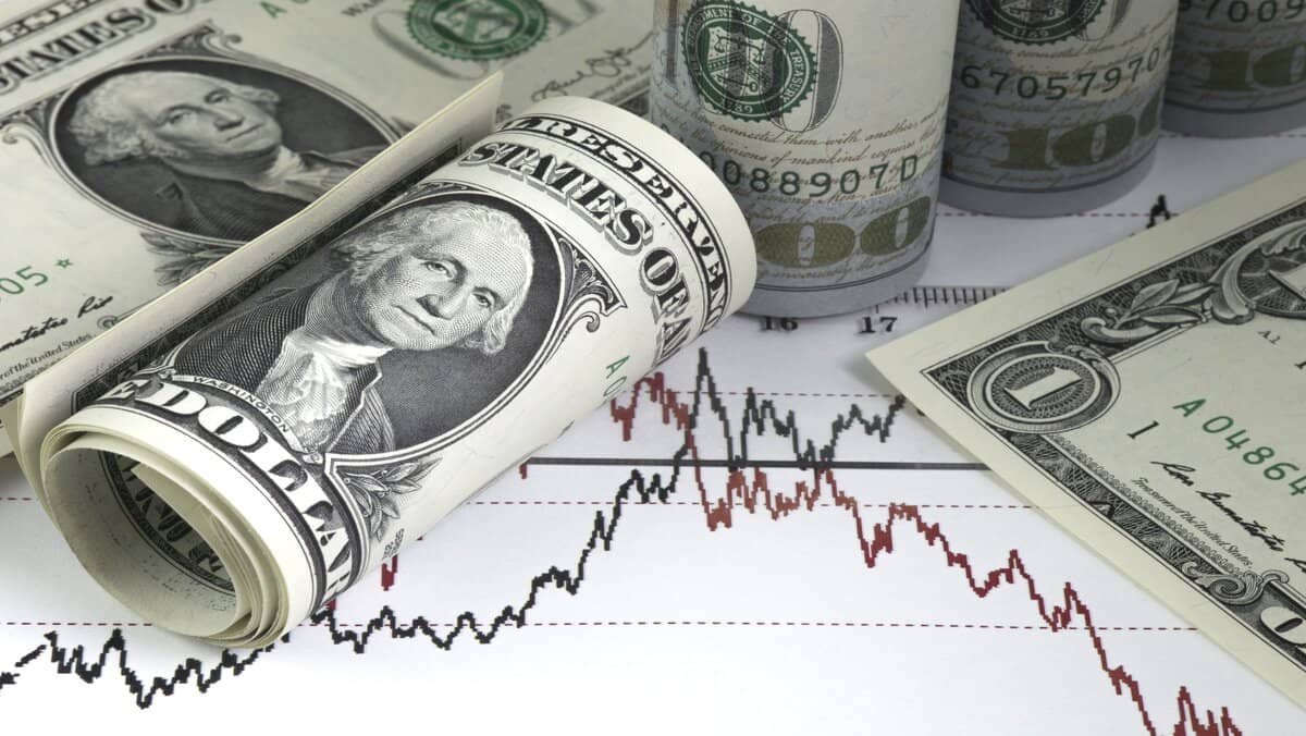 الفارق الأساسي بين السعرين يكمن في آلية تحديد السعر: في البنوك يُحدد السعر رسميًا وقد يكون مدعومًا أو محددًا من قبل السلطات النقدية، أما في السوق الموازية فيخضع السعر لمبدأ العرض والطلب الحر تمامًا دون قيود.